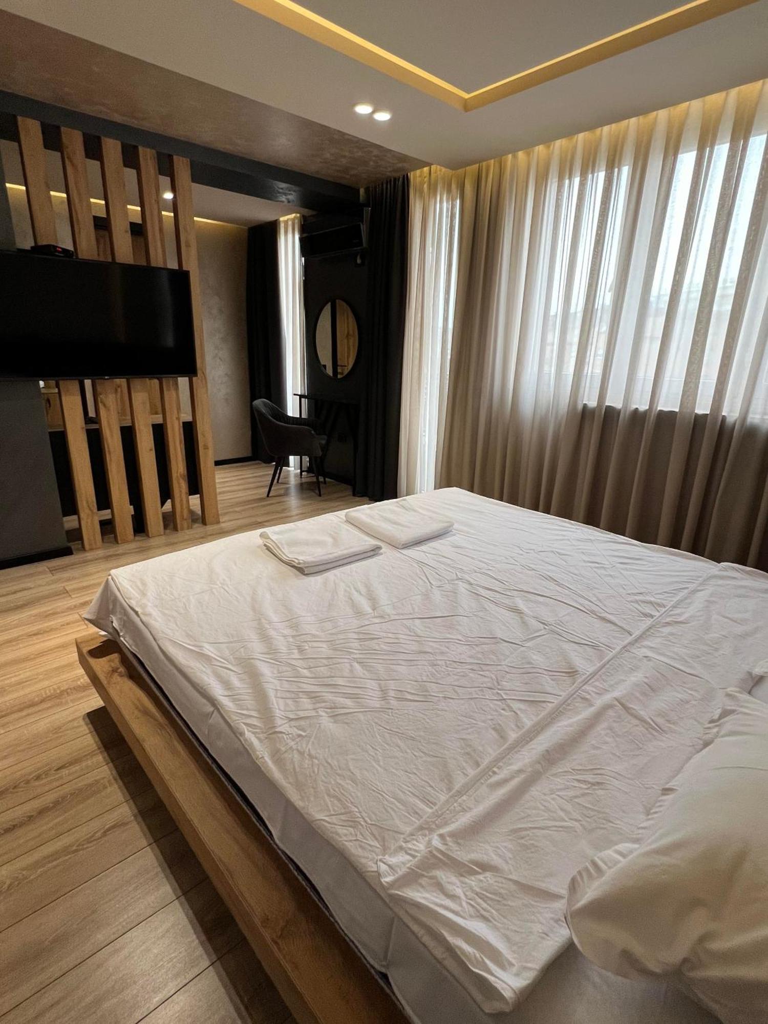 Zet Apartments - Bedroom & Bathroom Priștina Exterior foto